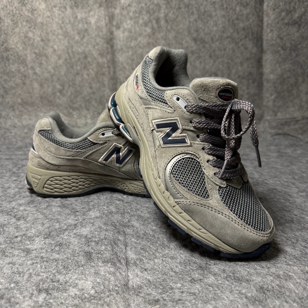 New Balance 2002R Light Gray Silver $140 Retail Womens 7 / Mens 5.5